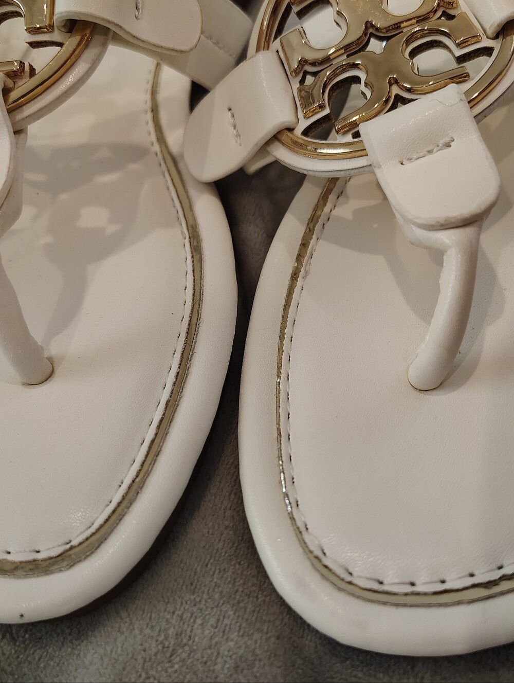 Tory Burch White Leather Thong Sandals with Gold Logo Medallion - Picture 6 of 7
